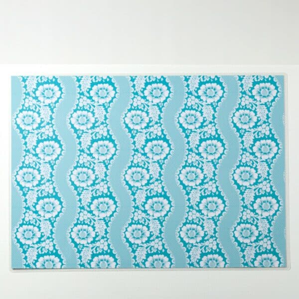 SET DE TABLE PLASTIFIE "FLEURS STYLISEES SUR MONTANTS ONDULANTS" BLEU LAGON