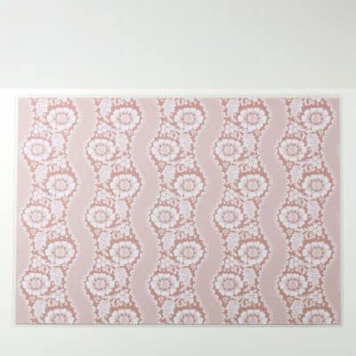 SET DE TABLE PLASTIFIE "FLEURS STYLISEES SUR MONTANTS ONDULANTS" ROSE POUDRE