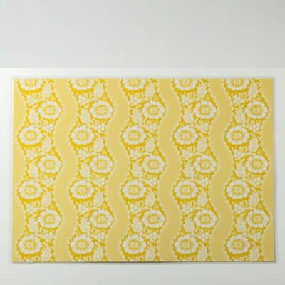 SET DE TABLE PLASTIFIE "FLEURS STYLISEES SUR MONTANTS ONDULANTS" BLEU LAGON JAUNE BOUTON D'OR