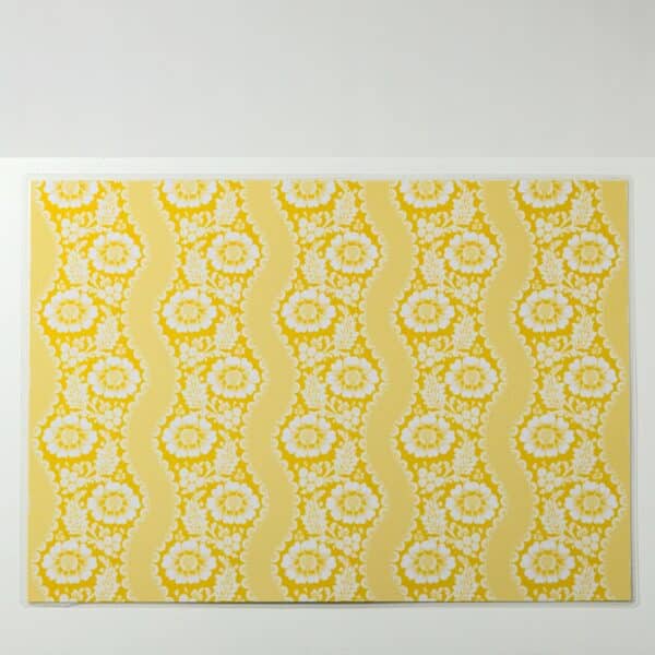 SET DE TABLE PLASTIFIE "FLEURS STYLISEES SUR MONTANTS ONDULANTS" BLEU LAGON JAUNE BOUTON D'OR
