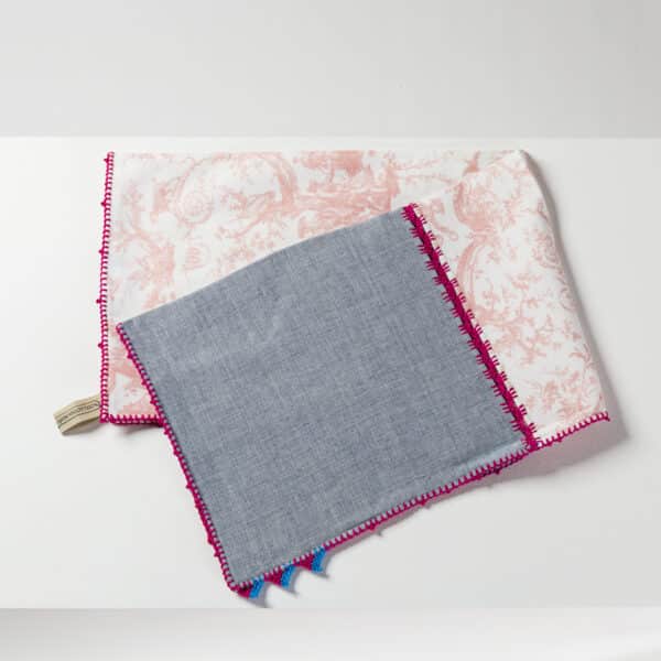 GRAND TORCHON BRODE "COURONNEMENT DE LA ROSIERE" ROSE POUDRE – Image 2