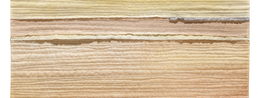 Œuvre d'art abstraite texturée avec des bandes horizontales dans les tons beige, jaune et brun clair, rappelant des sédiments stratifiés ou un horizon, avec des transitions de couleurs subtiles et des crêtes visibles - parfaite pour les admirateurs de l'esthétique raffinée du Musée de la Toile de Jouy. - Musée de la Toile de Jouy