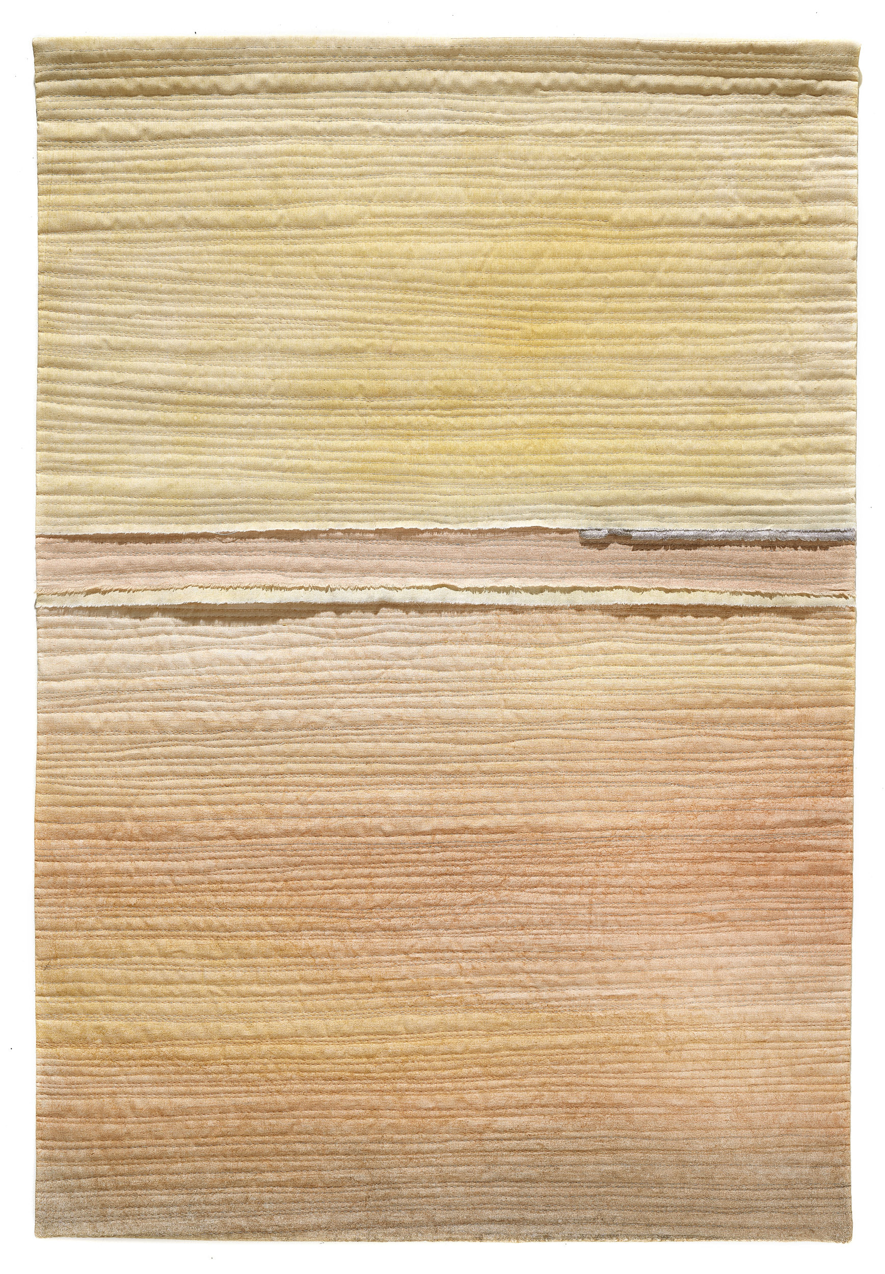 Œuvre d'art abstraite texturée avec des bandes horizontales dans les tons beige, jaune et brun clair, rappelant des sédiments stratifiés ou un horizon, avec des transitions de couleurs subtiles et des crêtes visibles - parfaite pour les admirateurs de l'esthétique raffinée du Musée de la Toile de Jouy. - Musée de la Toile de Jouy