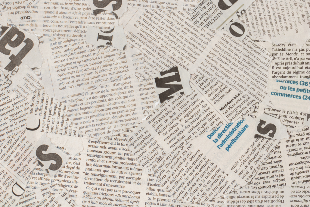 Des morceaux de journaux épars dont les textes se chevauchent, quelques grandes lettres grasses et titres visibles, et quelques mots bleus - comme "Musée de la Toile de Jouy" - se détachant de la plupart des imprimés en noir et blanc. - Musée de la Toile de Jouy
