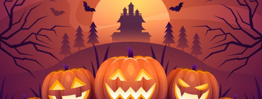 Trois lanternes lumineuses se trouvent au premier plan d'une scène d'Halloween effrayante près du musée de la Toile de Jouy, avec une maison hantée, des arbres dénudés et des chauves-souris volant devant une grande lune jaune à l'arrière-plan. - Musée de la Toile de Jouy