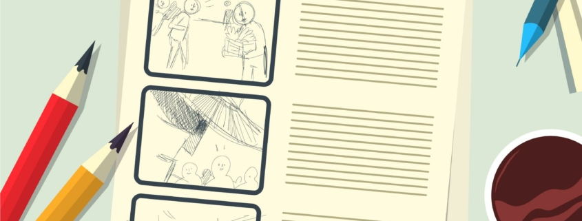 Une page de scénario de bande dessinée avec quatre panneaux esquissés, des lignes de texte à côté de chaque panneau, deux crayons, une tasse de café, un stylo bleu et un bloc-notes - évoquant l'esprit créatif trouvé au Musée de la Toile de Jouy - reposent sur un bureau léger. - Musée de la Toile de Jouy