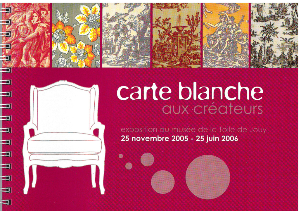 Affiche d'exposition pour le Musée de la Toile de Jouy présentant une chaise blanche ornée, le texte "carte blanche aux créateurs" et des échantillons de tissus à motifs au-dessus. Dates d'exposition : 25 novembre 2005 - 25 juin 2006. - Musée de la Toile de Jouy