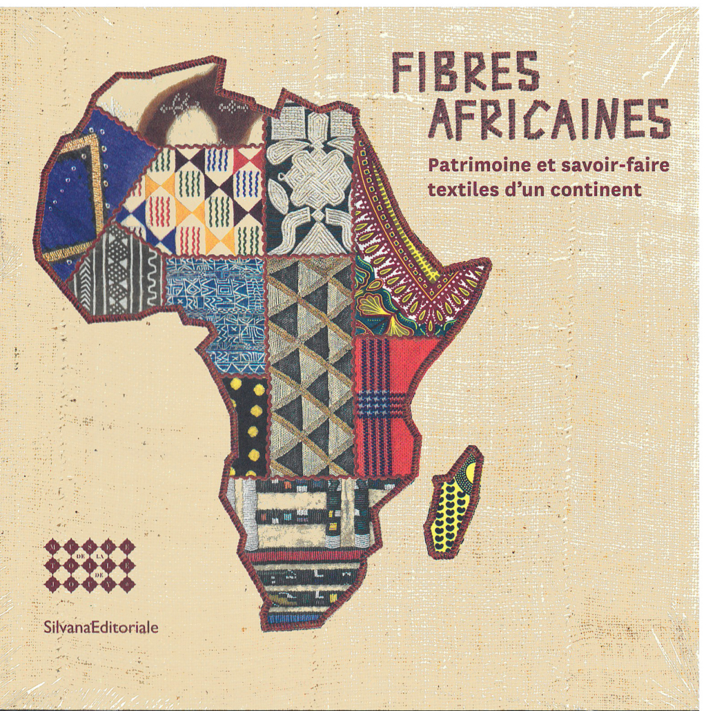 Couverture de livre représentant une carte de l'Afrique en patchwork avec des motifs textiles vibrants. Le titre est le suivant : "Fibres Africaines : Patrimoine et savoir-faire textiles d'un continent". Publié par Silvana Editoriale en collaboration avec le Musée de la Toile de Jouy. - Musée de la Toile de Jouy