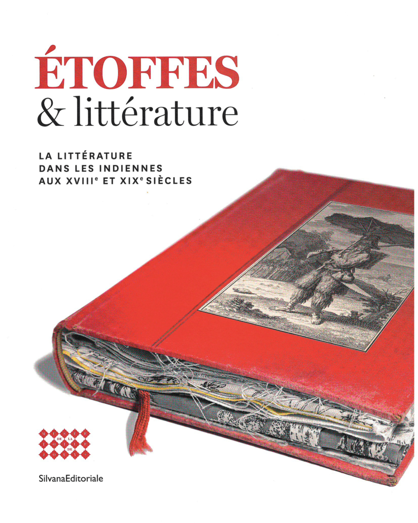 Couverture d'un livre intitulé "Étoffes & littérature", avec un livre relié en tissu rouge comportant une illustration sur la couverture et des échantillons de textile visibles en dessous, présenté au Musée de la Toile de Jouy. Le texte est en français sur fond blanc. - Musée de la Toile de Jouy