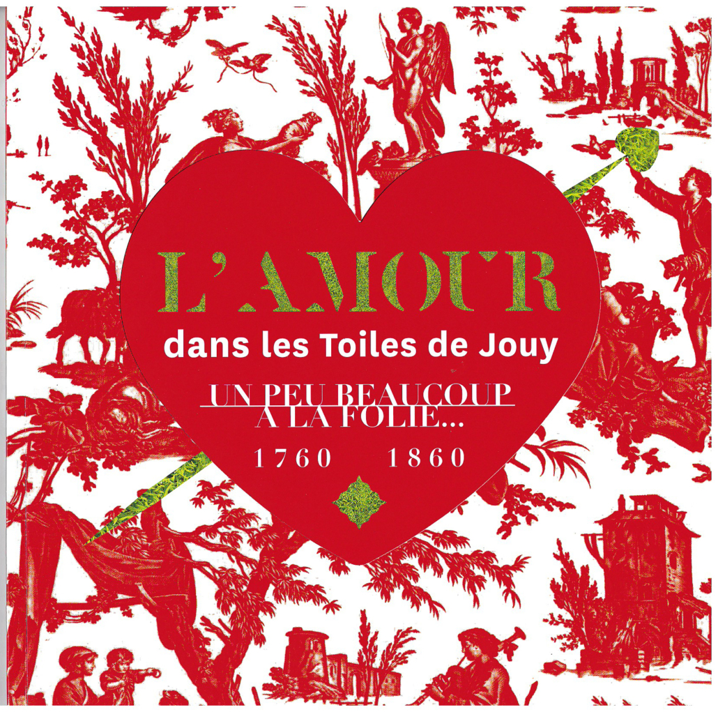 Un cœur rouge avec un texte or et blanc indique "L'AMOUR dans les Toiles de Jouy, Un Peul Beaucoup à la Folie... 1760-1860", sur un fond blanc avec des motifs pastoraux rouges provenant du Musée de la Toile de Jouy. - Musée de la Toile de Jouy