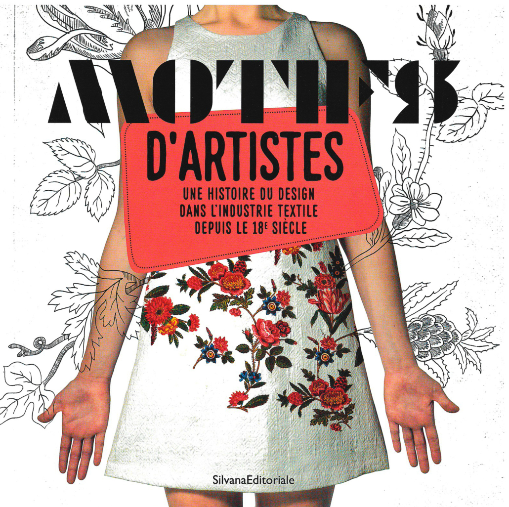 Une personne vêtue d'une robe blanche sans manches ornée de broderies florales colorées se tient devant un fond floral graphique noir et blanc, évoquant l'art du musée de la Toile de Jouy. Un texte superposé détaille un livre sur l'histoire de la création textile. - Musée de la Toile de Jouy