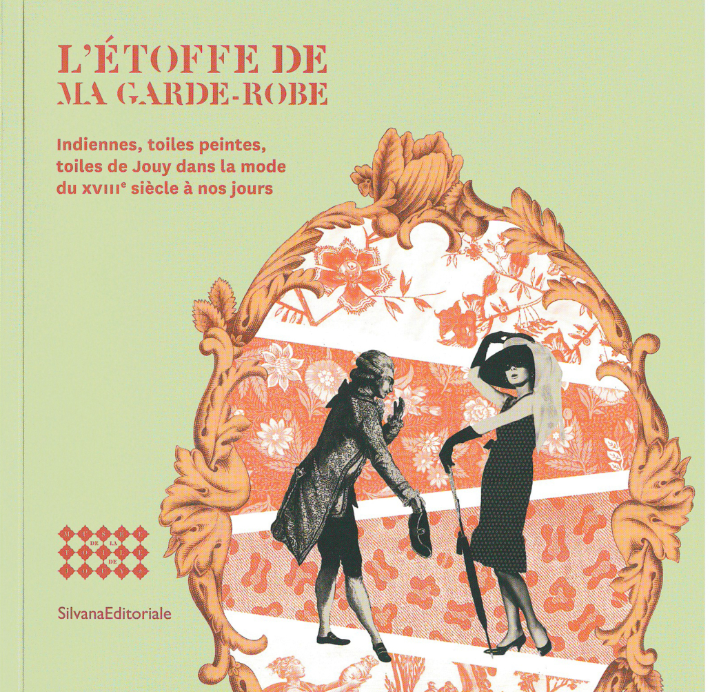Couverture du livre "L'Étoffe de ma garde-robe" avec des illustrations anciennes : un homme saluant, une femme avec une ombrelle, des motifs floraux, et un texte du Musée de la Toile de Jouy sur les textiles du XVIIIe siècle à la mode. Tons doux de vert et d'orange. - Musée de la Toile de Jouy