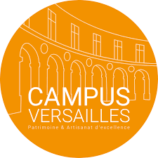 Logo circulaire orange avec un dessin au trait blanc d'un bâtiment en arc de cercle, étiqueté "CAMPUS VERSAILLES" et "Patrimoine & Artisanat d'excellence" en texte blanc, mettant en valeur ses partenariats culturels. - Musée de la Toile de Jouy