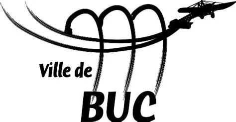 Logo en noir et blanc avec le texte stylisé "Ville de BUC" et un avion dessinant des trajectoires en boucle, formant des arcs au-dessus du texte - symbolisant le dynamisme de la ville et ses partenariats culturels. - Musée de la Toile de Jouy