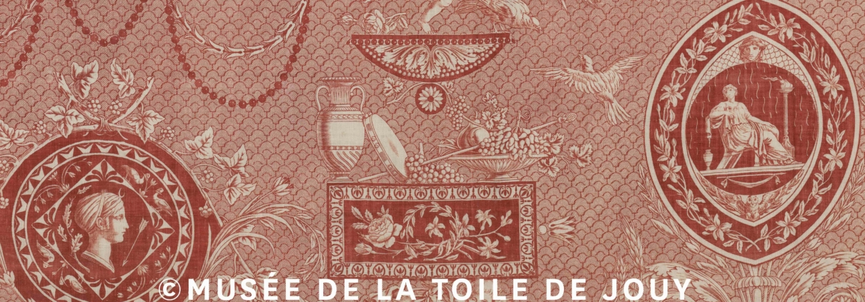 Tissu à motifs rouges et blancs représentant des portraits de style classique, des oiseaux et des guirlandes décoratives, célébrant la Semaine de la Culture et du Handicap, avec le texte "© MUSÉE DE LA TOILE DE JOUY" en surimpression dans le bas. - Musée de la Toile de Jouy