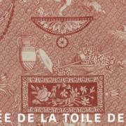 Tissu à motifs rouges et blancs représentant des portraits de style classique, des oiseaux et des guirlandes décoratives, célébrant la Semaine de la Culture et du Handicap, avec le texte "© MUSÉE DE LA TOILE DE JOUY" en surimpression dans le bas. - Musée de la Toile de Jouy
