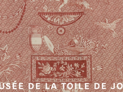 MTJ_977V2 Tissu à motifs rouges et blancs représentant des portraits de style classique, des oiseaux et des guirlandes décoratives, célébrant la Semaine de la Culture et du Handicap, avec le texte "© MUSÉE DE LA TOILE DE JOUY" en surimpression dans le bas. - Musée de la Toile de Jouy