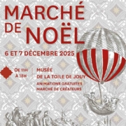 Affiche du Marché de Noël des 6 et 7 décembre 2025 au Musée de la Toile de Jouy, avec des motifs festifs, une montgolfière rayée, des informations sur les activités gratuites et le marché des créateurs du Marché de Noël. - Musée de la Toile de Jouy