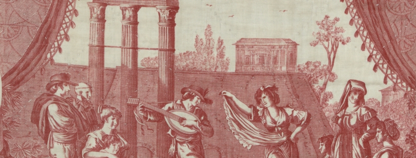 Illustration en rouge et blanc de personnes en costume d'époque assistant à un concert de musique de chambre, avec des musiciens jouant des instruments et deux danseurs au centre, au milieu de ruines anciennes et de colonnes classiques, encadrées par des draperies et des motifs décoratifs - rappelant le style Oberkampf. - Musée de la Toile de Jouy