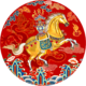 Un cheval doré se cabre sur ses pattes arrière sur un fond rouge vibrant avec des nuages complexes, des motifs décoratifs et un léger dragon. Le cheval porte une harnachement bleu et or orné et porte un vase sur son dos. - Musée de la Toile de Jouy