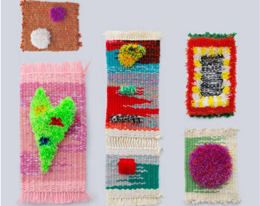 Six petites pièces textiles tissées colorées - chacune étant une tapisserie unique avec des taches floues et des motifs géométriques dans des roses, des rouges, des verts et des violets vifs - sont présentées sur un fond clair. Fabriqué à Jouy à l'Atelier de tapisserie. - Musée de la Toile de Jouy