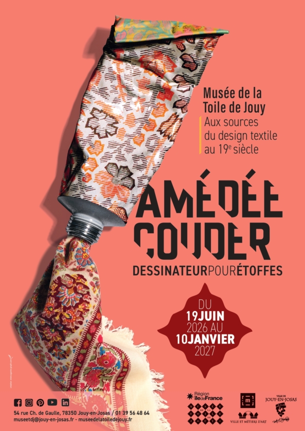 Affiche A3 – Amedee Couder_Musée de la Toile de Jouy Affiche pour une exposition consacrée au design textile, représentant un tube de peinture contenant du tissu à la place de la peinture, sur un fond corail. Détails de l'événement : AMÉDEE COUDER, du 19 juin 2026 au 10 janvier 2027, Musée de la Toile de Jouy, hommage au XIXe siècle. - Musée de la Toile de Jouy