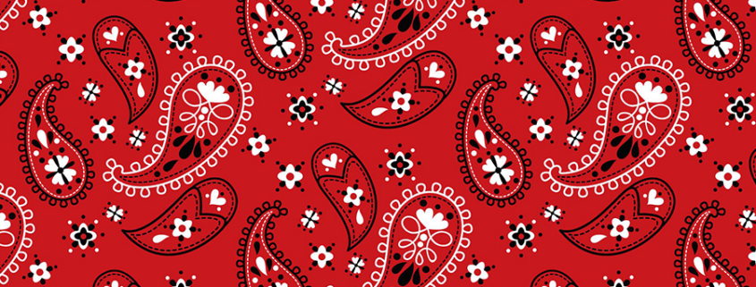 Motif de bandana rouge composé de motifs paisley noirs et blancs, de fleurs et de pois disposés selon un motif répétitif. Le fond est d'un rouge uni, ce qui confère au motif un style classique, audacieux et éclatant — idéal pour un atelier pour enfants destiné aux 6 à 12 ans ou pour toute activité ludique et créative autour du bandana. - Musée de la Toile de Jouy