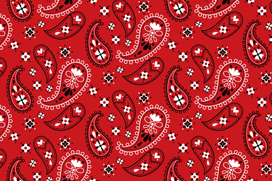 Motif de bandana rouge composé de motifs paisley noirs et blancs, de fleurs et de pois disposés selon un motif répétitif. Le fond est d'un rouge uni, ce qui confère au motif un style classique, audacieux et éclatant — idéal pour un atelier pour enfants destiné aux 6 à 12 ans ou pour toute activité ludique et créative autour du bandana. - Musée de la Toile de Jouy