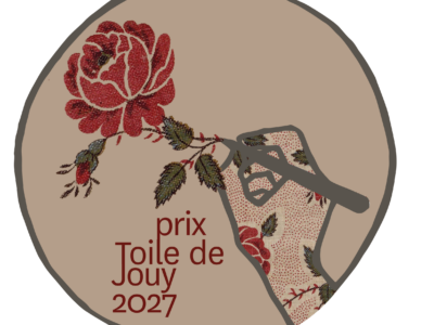 LOGO TOILE DE JOUY 2027 _final Une main recouverte d'un tissu à motifs floraux tient une rose sur un fond beige rond, soulignant avec élégance l'esprit du Prix Toile de Jouy 2027. Le texte « Prix Toile de Jouy 2027 » est inscrit en rouge. - Musée de la Toile de Jouy