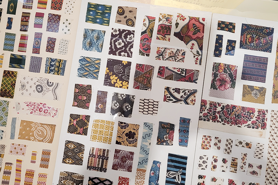 Un assortiment d'échantillons de tissus colorés aux motifs variés, notamment floraux, géométriques et à rayures, disposés en grilles sur de grandes feuilles blanches — idéal pour une découverte lors d'une visite guidée des collections permanentes du musée. - Musée de la Toile de Jouy